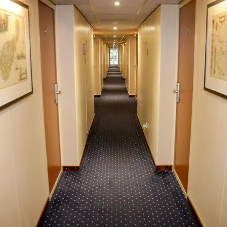 Hotel Onriver - Ms Maribelle Budapest